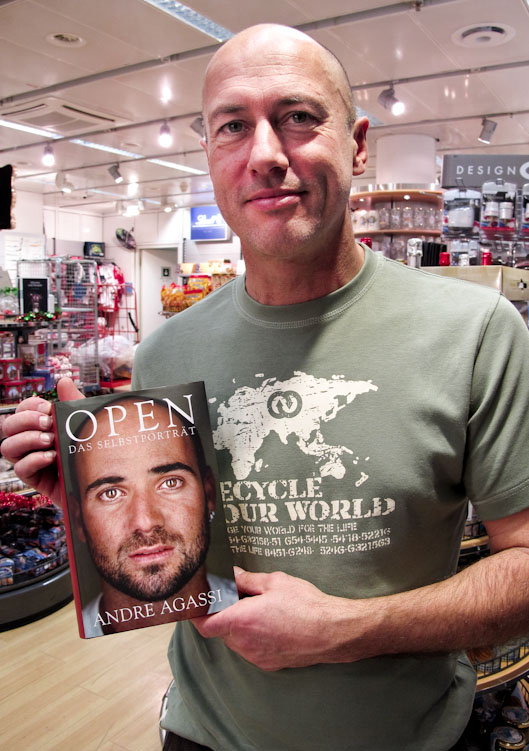 Bonobo et le livre ou Agassi a avoué avoir porté une perruque dans ses années folles du circuit pro.