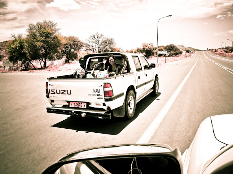 Locaux en pick up. On conduit à gauche en Namibie...