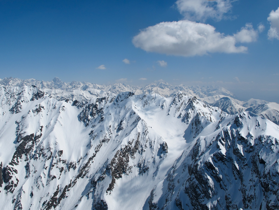 14h46mn. -Grosse traversée vers le Coiro depuis l'Obiou/Chatel, nous volons vers les faces Ouest et je me demande si c'est pas un peu tôt. La Montagne de Rousillon puis le Coiro s'avèrent généreux on se satellise à l'aide d'un gros 6m/s ! Voilà les crêtes au Sud du Taillefer (Rocher du Lac), les Ecrins sont derrière et la neige ne manque pas. (Au fond à gauche, le sommet de la Grave)